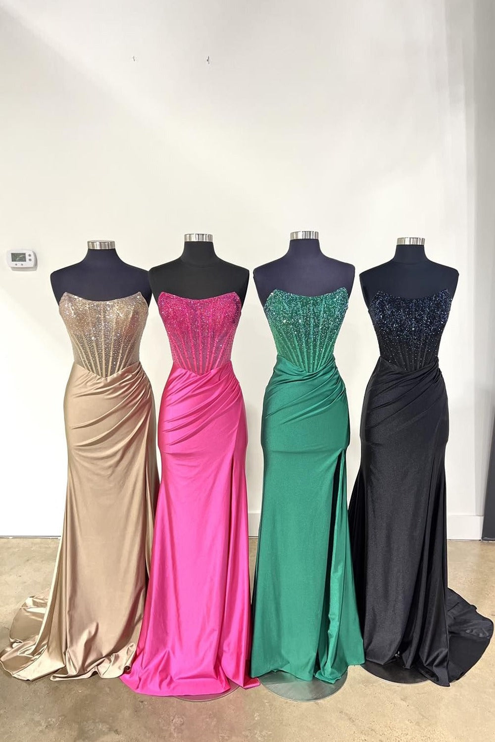 Opheliate | Vestido de fiesta largo de sirena sin tirantes, con cuentas y abertura