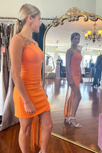 Vestido de fiesta corto ajustado de un solo hombro con cuentas y borlas en color naranja
