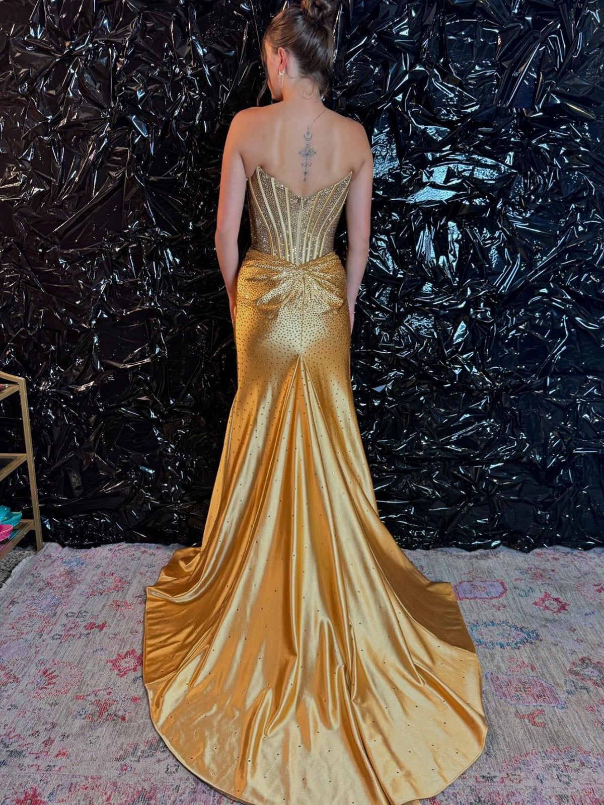 Oren | Vestidos de fiesta largos con escote sirena, corsé de satén dorado y abertura