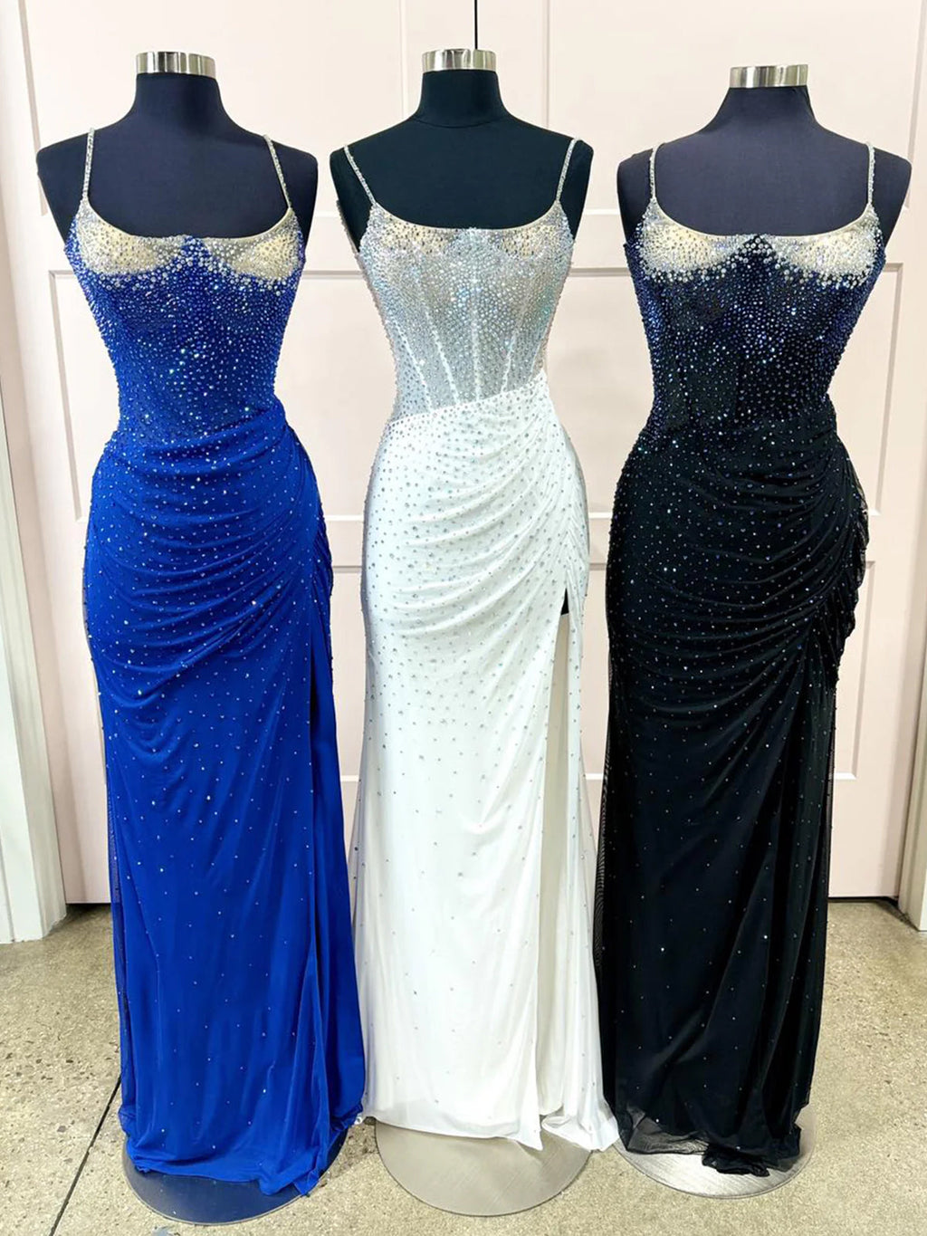 Oriole | Vestido de fiesta de sirena con tirantes finos, cuentas y abertura