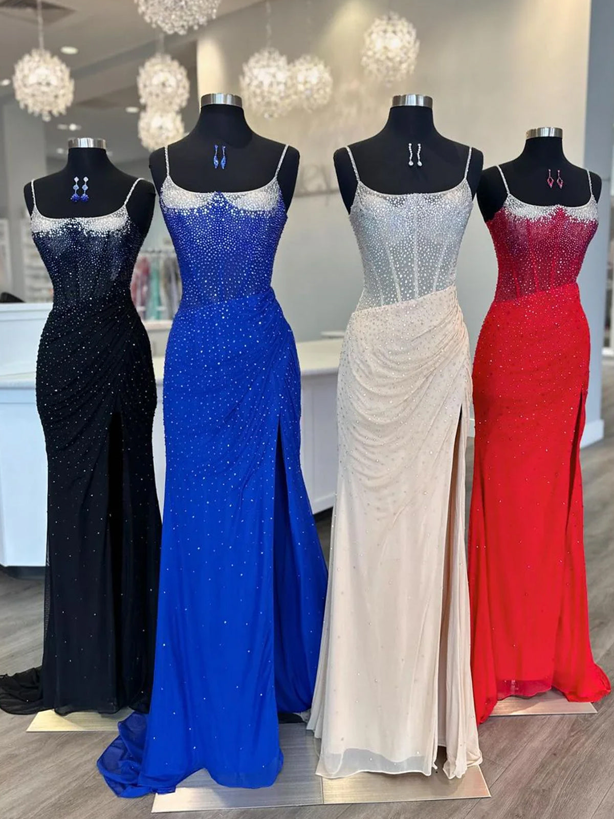 Oriole | Vestido de fiesta de sirena con tirantes finos, cuentas y abertura