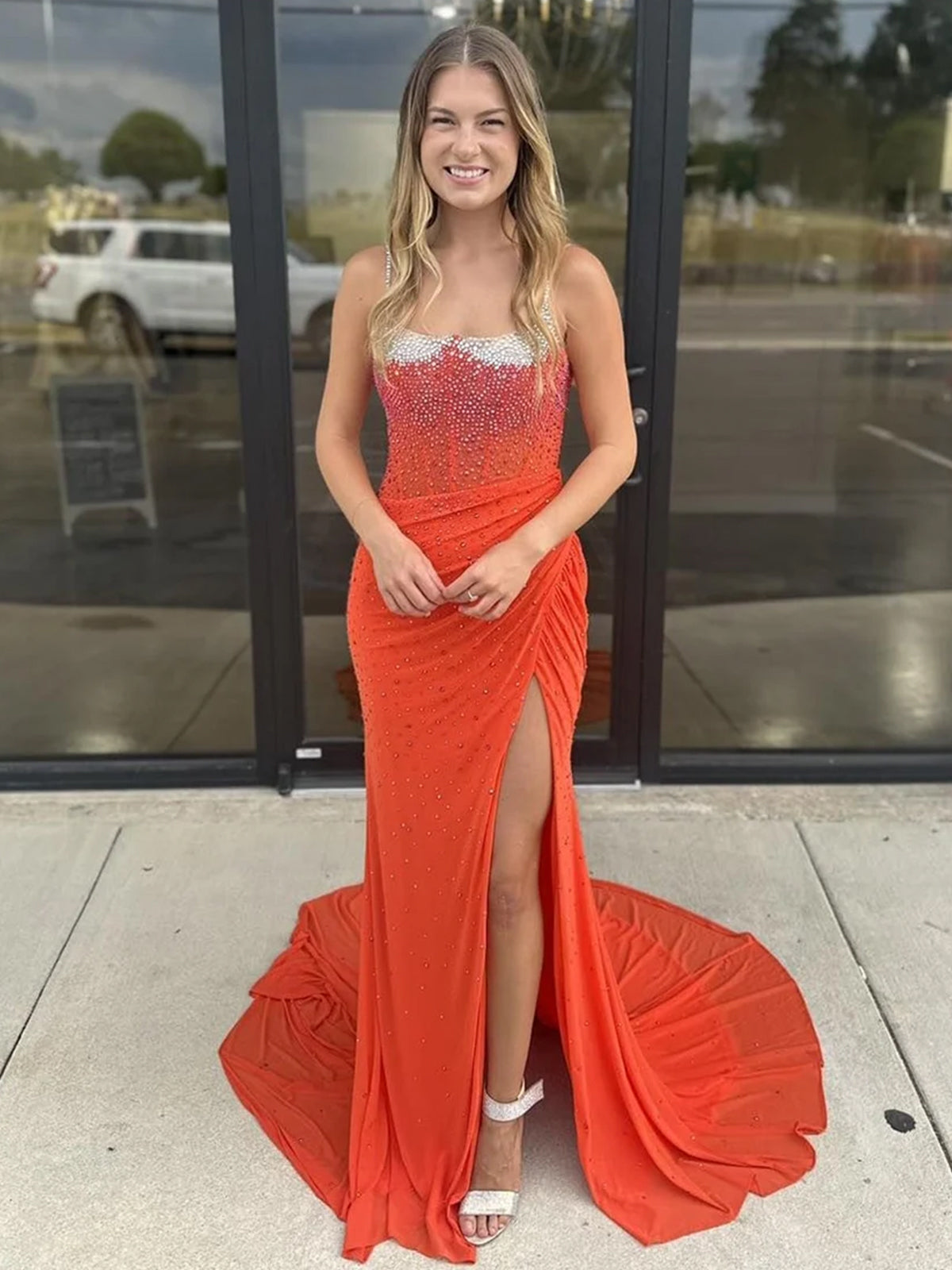 Oriole | Vestido de fiesta de sirena con tirantes finos, cuentas y abertura