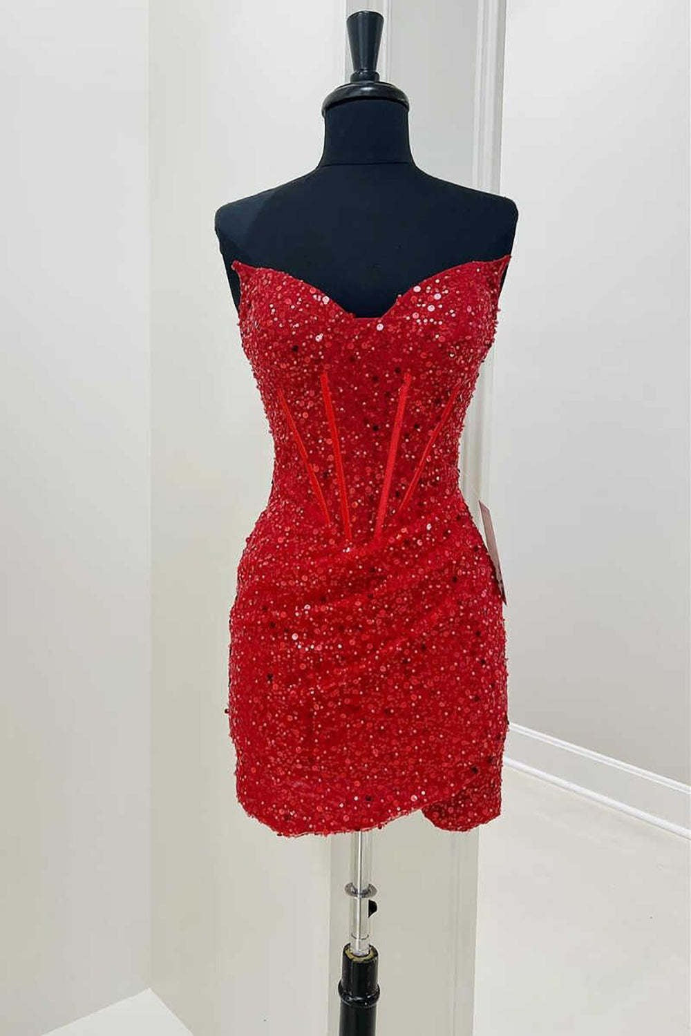 Vestido de fiesta ajustado con escote en forma de corazón y lentejuelas rojas con corsé