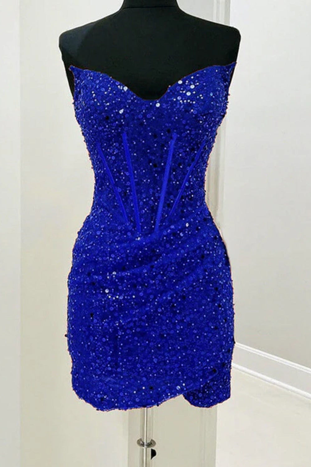 Vestido de fiesta ajustado con escote en forma de corazón y lentejuelas rojas con corsé