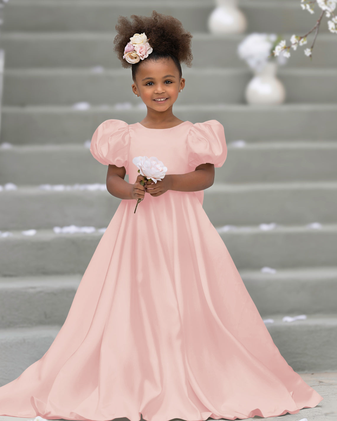 Blumenmädchenkleid mit Puffärmeln, Schleife, Knopfleiste hinten und Schleppe 