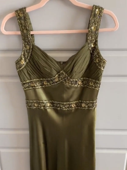 Philomena | Vestidos de fiesta largos de satén verde oliva con cuentas