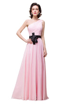 Vestidos de dama de honor de gasa con volantes, corte A y un solo hombro en color rosa
