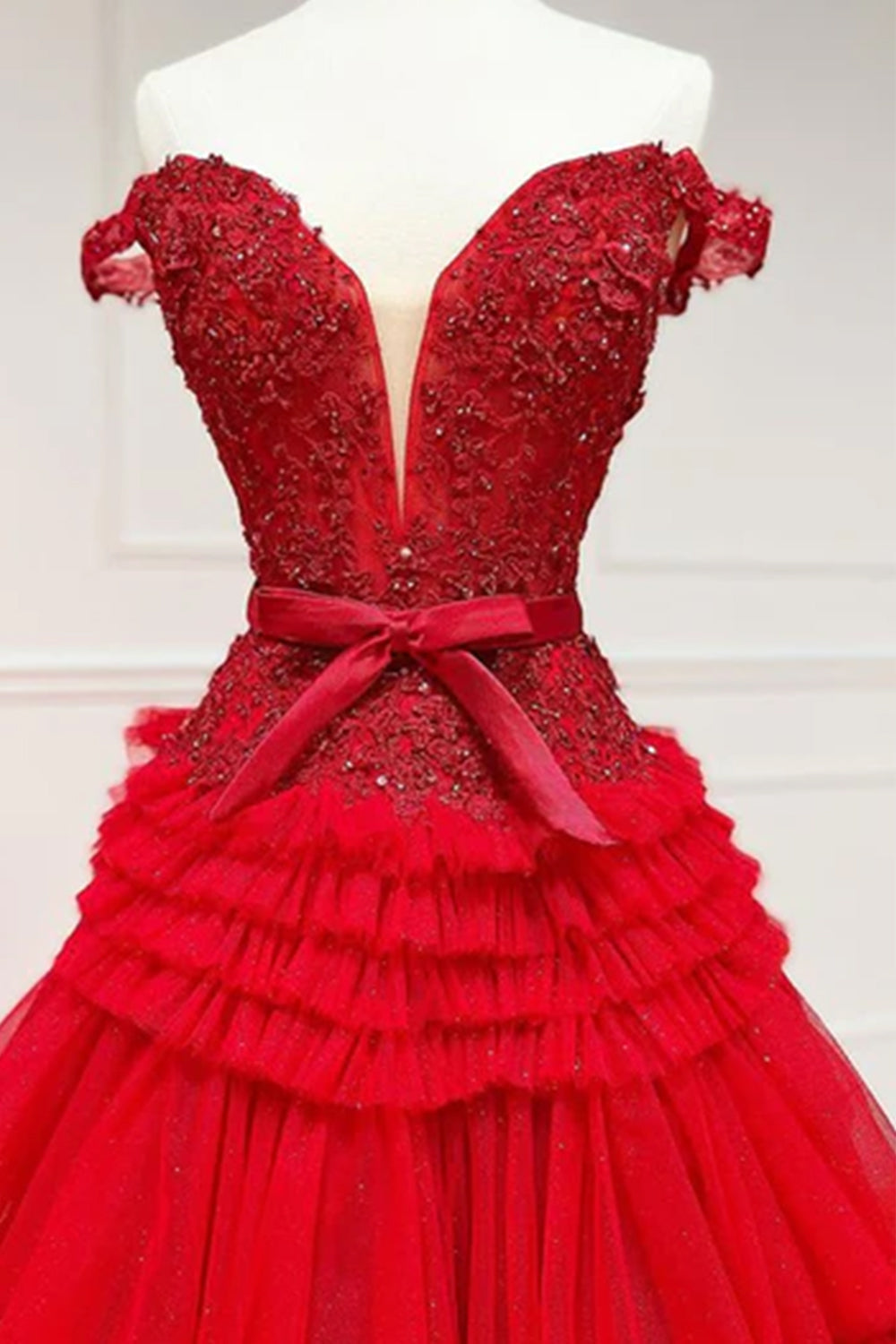 Vestido de fiesta largo rosa de tul con volantes y hombros descubiertos con lazo