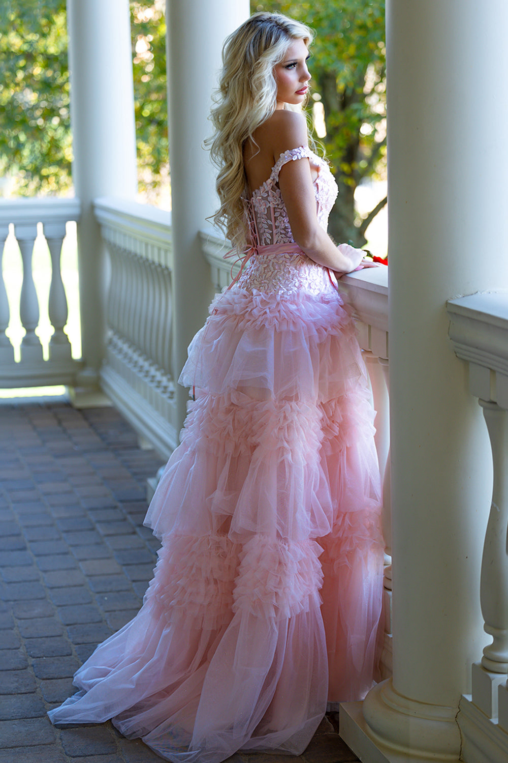 Vestido de fiesta largo rosa de tul con volantes y hombros descubiertos con lazo