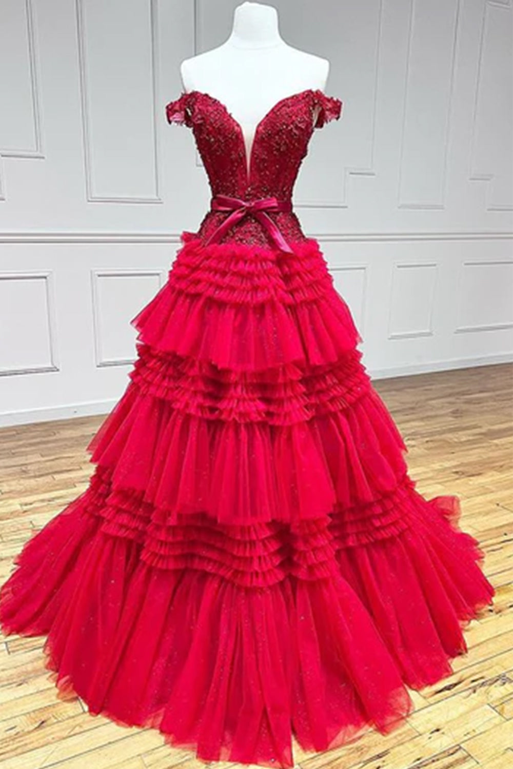 Vestido de fiesta largo rosa de tul con volantes y hombros descubiertos con lazo
