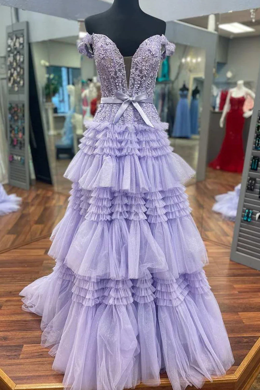 Vestido de fiesta largo rosa de tul con volantes y hombros descubiertos con lazo