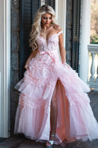 Vestido de fiesta largo rosa de tul con volantes y hombros descubiertos con lazo