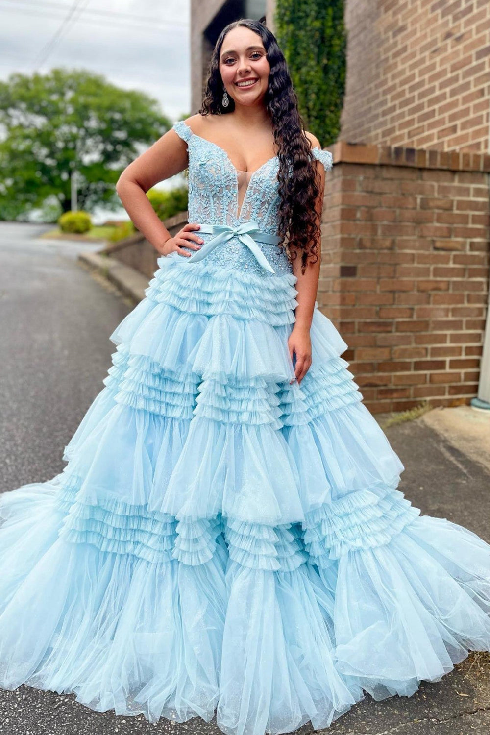 Vestido de fiesta largo rosa de tul con volantes y hombros descubiertos con lazo