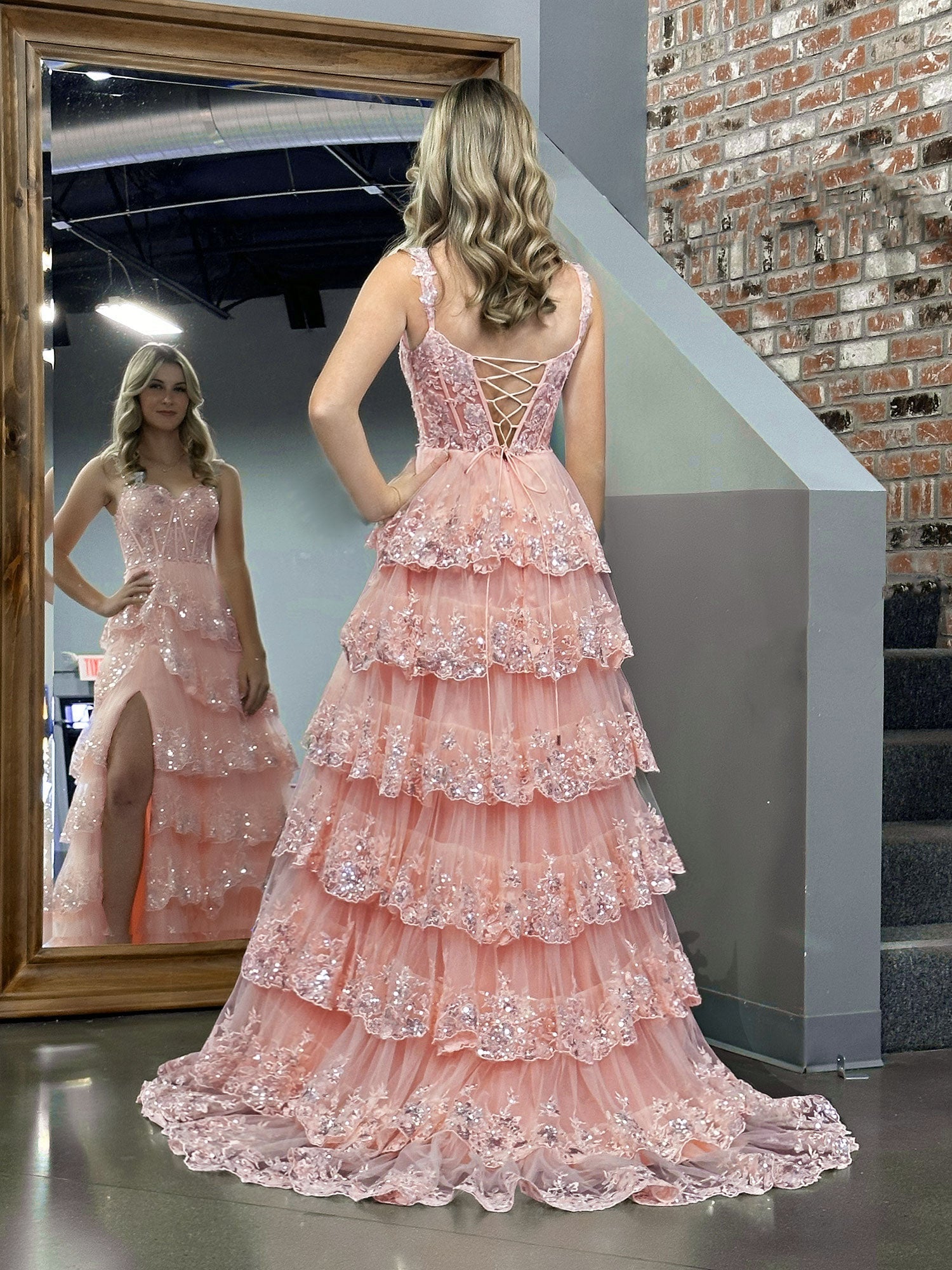 Vestido de fiesta de princesa rosa con hombros descubiertos, corsé y volantes de encaje