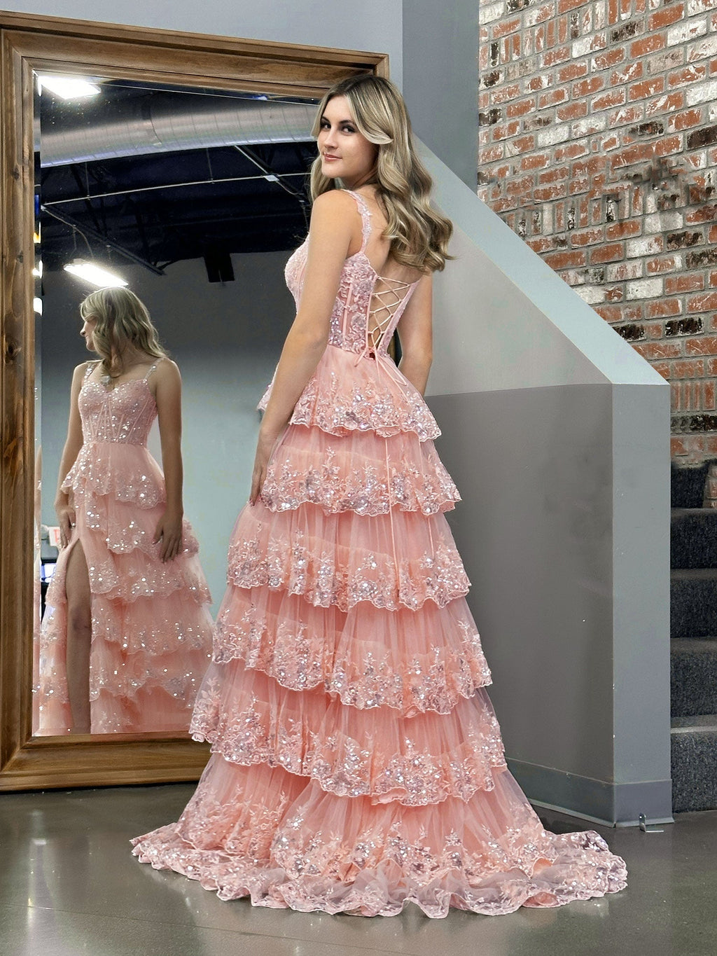 Vestido de fiesta de princesa rosa con hombros descubiertos, corsé y volantes de encaje