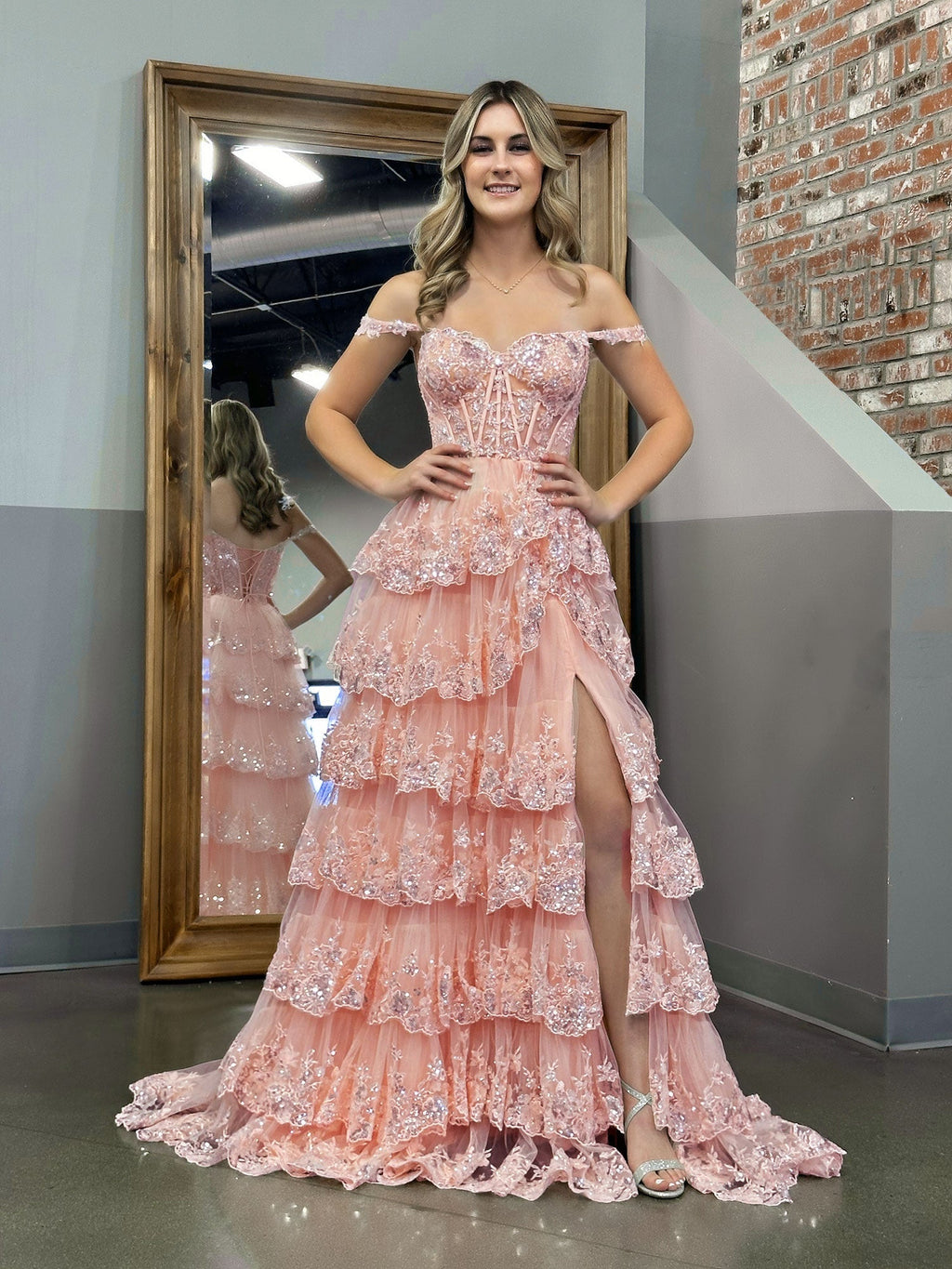 Vestido de fiesta de princesa rosa con hombros descubiertos, corsé y volantes de encaje