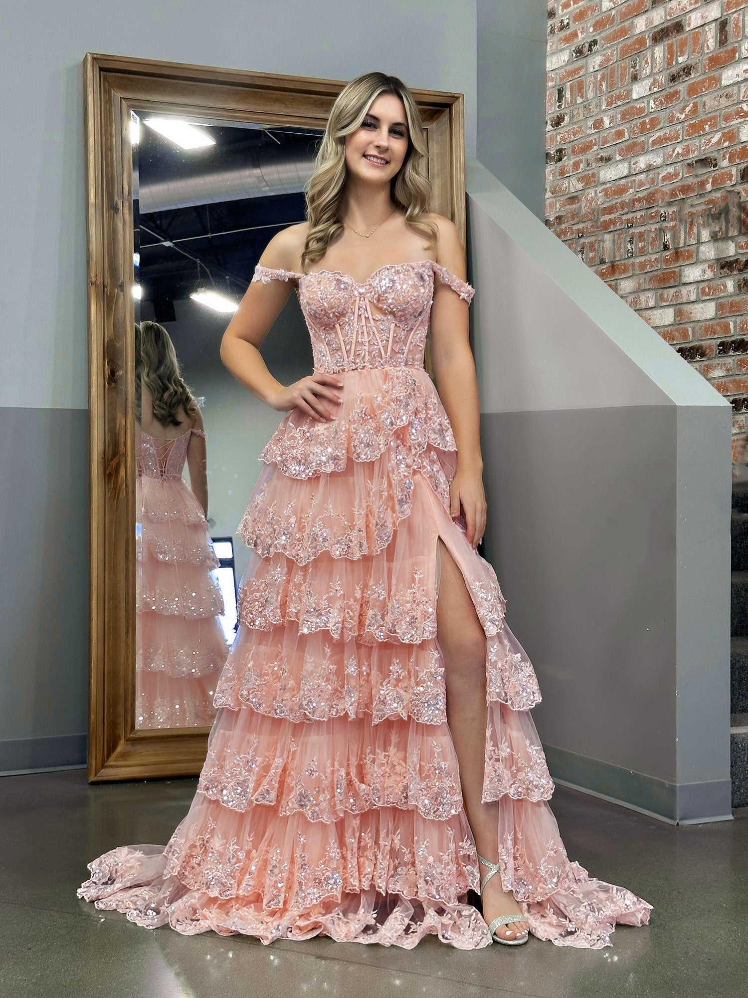Vestido de fiesta de princesa rosa con hombros descubiertos, corsé y volantes de encaje