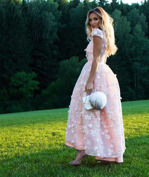 Vestidos de fiesta cortos rosas con flores, joya, corte A y largo hasta la rodilla