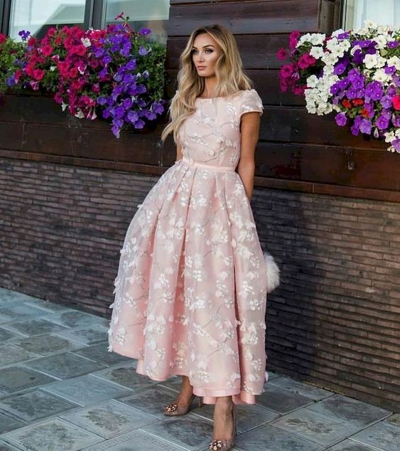 Vestidos de fiesta cortos rosas con flores, joya, corte A y largo hasta la rodilla