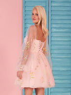 Vestido de cóctel corto de tul con mangas abullonadas y bordado de corazón