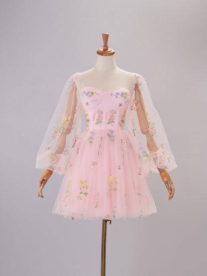 Kurzes Cocktailkleid aus Tüll mit Herzausschnitt und Puffärmeln