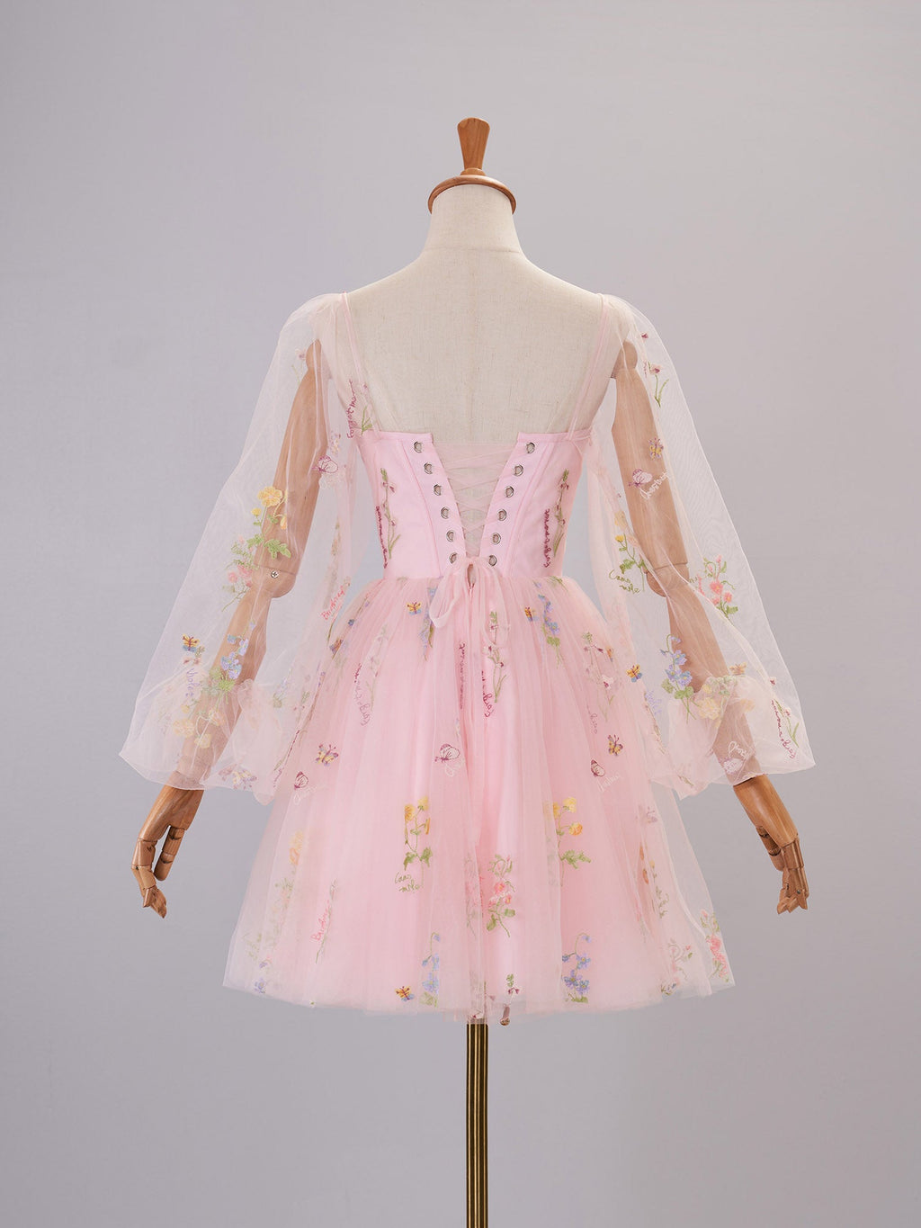 Vestido de cóctel corto de tul con mangas abullonadas y bordado de corazón