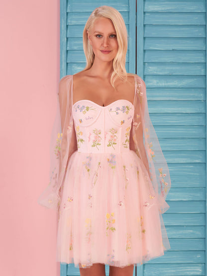 Kurzes Cocktailkleid aus Tüll mit Herzausschnitt und Puffärmeln