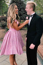 Rosa, kurzes Homecoming-Kleid aus plissiertem Satin mit V-Ausschnitt und Taschen, PD278