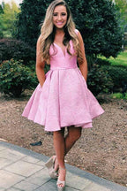 Rosa, kurzes Homecoming-Kleid aus plissiertem Satin mit V-Ausschnitt und Taschen, PD278