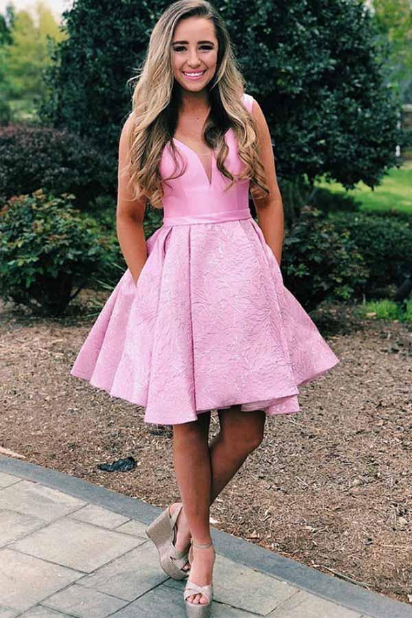 Rosa, kurzes Homecoming-Kleid aus plissiertem Satin mit V-Ausschnitt und Taschen, PD278