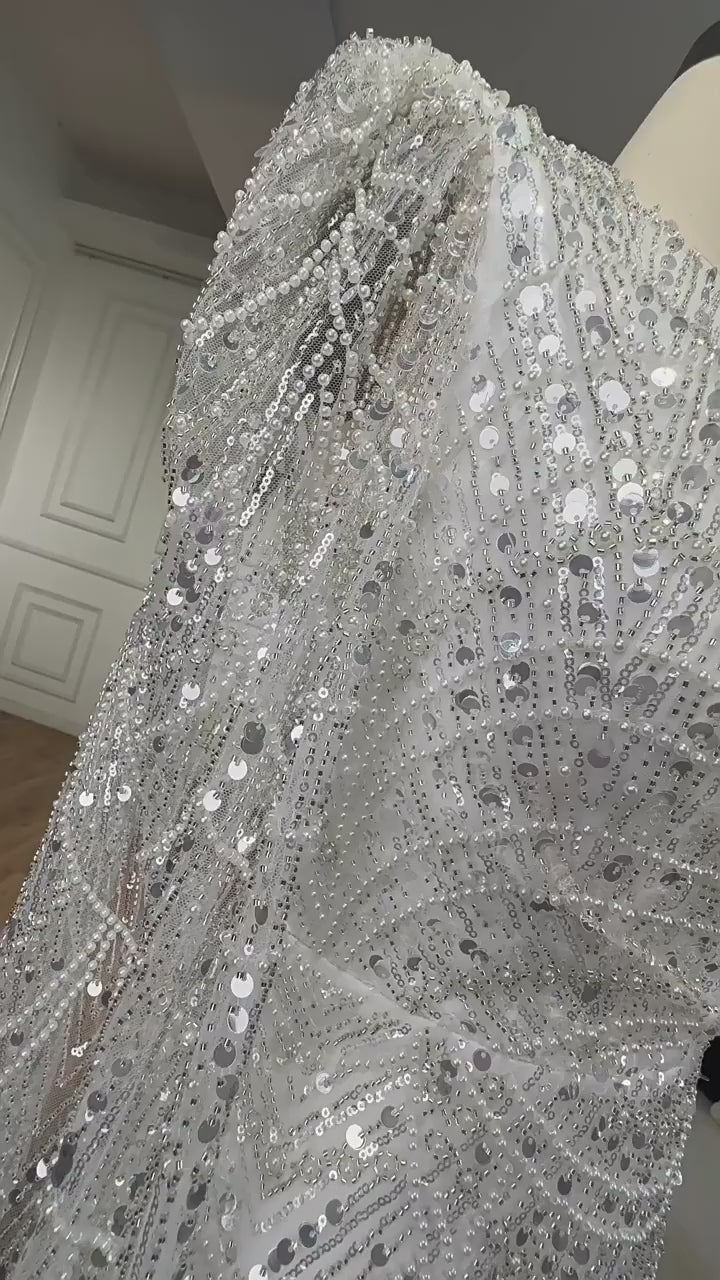 Vestido de noche de lujo con plumas blancas y mangas estilo capa LA72160