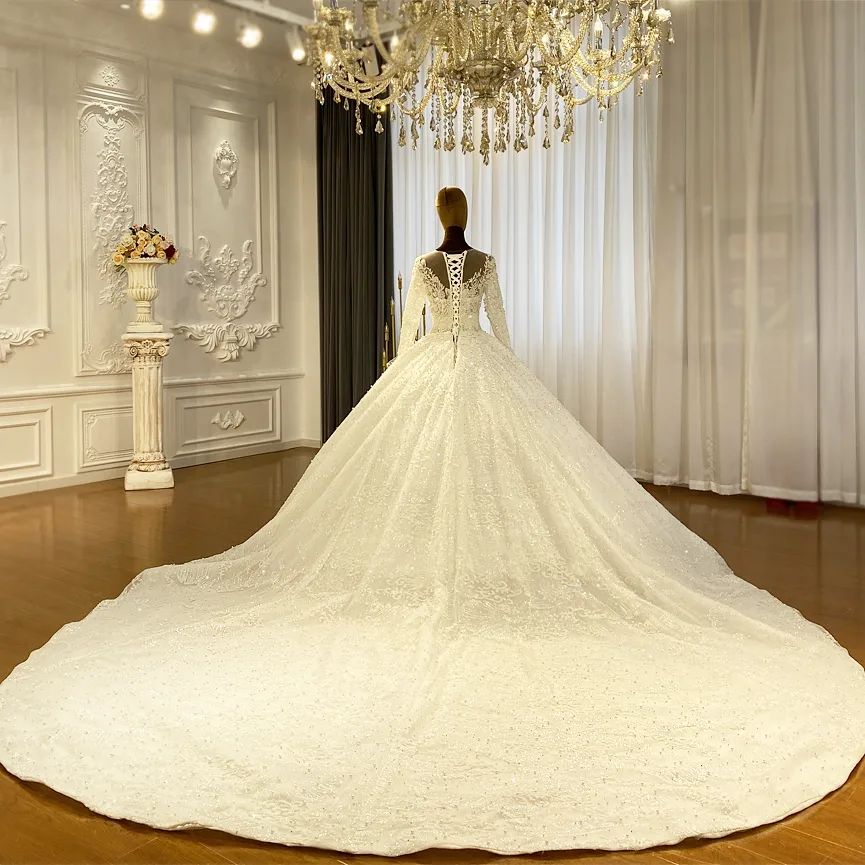 Vestido de novia elegante de princesa con corte en A, mangas largas y encaje con cola