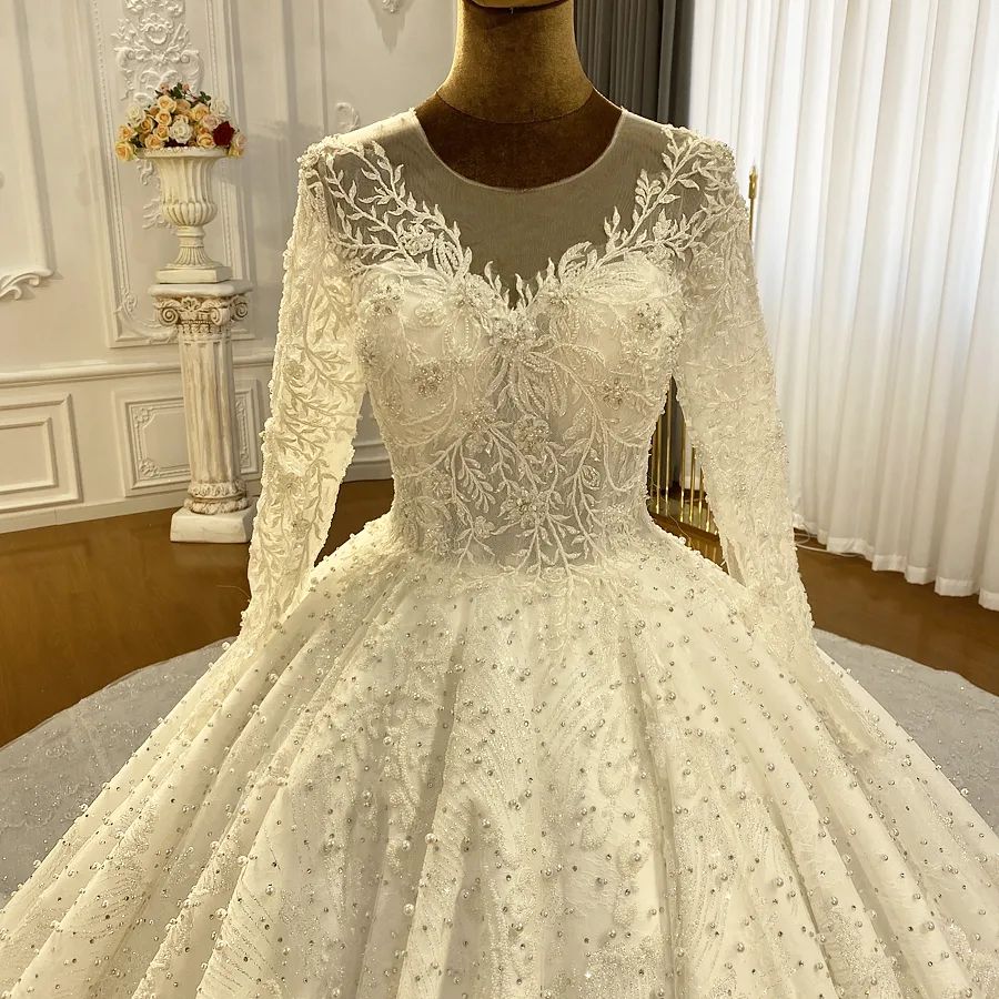 Vestido de novia elegante de princesa con corte en A, mangas largas y encaje con cola