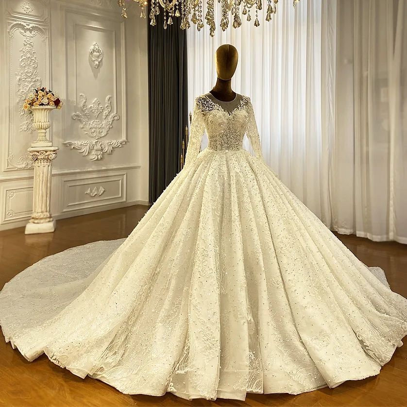 Vestido de novia elegante de princesa con corte en A, mangas largas y encaje con cola