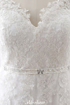 Elegantes Prinzessinnen-Brautkleid aus Spitze mit V-Ausschnitt und Tüll