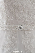 Elegantes Prinzessinnen-Brautkleid aus Spitze mit V-Ausschnitt und Tüll