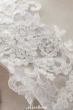 Elegantes Prinzessinnen-Brautkleid aus Spitze mit V-Ausschnitt und Tüll