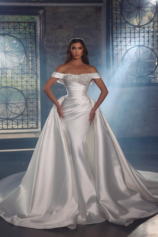 Langes weißes Prinzessin-Brautkleid in A-Linie, schulterfrei, mit Spitze und Perlen verziert und abnehmbarer Schleppe