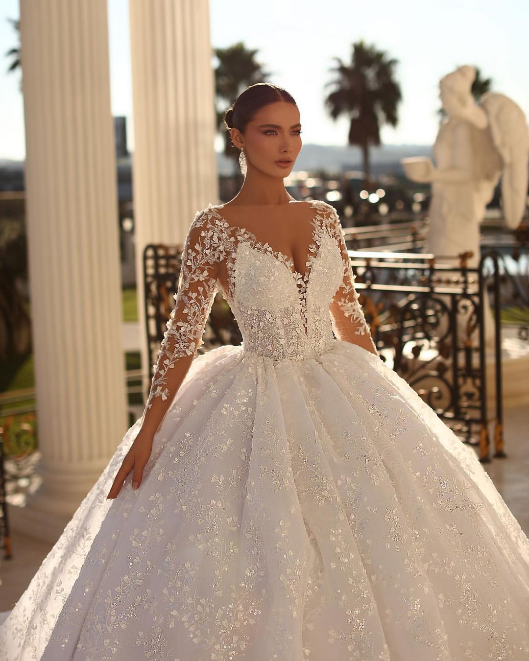 Langes weißes Prinzessinnen-Brautkleid in A-Linie mit V-Ausschnitt und langen Ärmeln