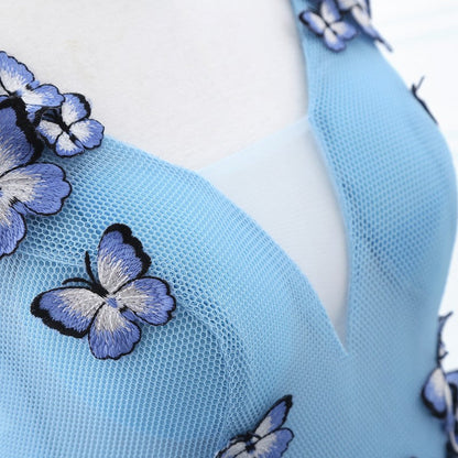 Vestido de fiesta de gasa azul cielo con escote en V y cola capilla de princesa con apliques de mariposa
