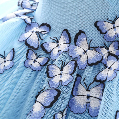 Vestido de fiesta de gasa azul cielo con escote en V y cola capilla de princesa con apliques de mariposa