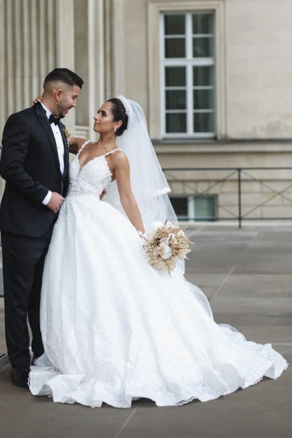 Princess White A-line V-neck Sleeveless Wedding Dresses With Lace