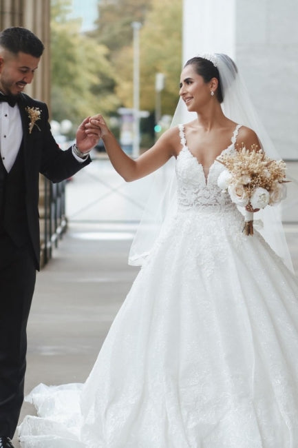Princess White A-line V-neck Sleeveless Wedding Dresses With Lace