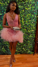 Vestido corto rosa con escote en V y volantes de tul en la parte inferior para fiesta de bienvenida, F1069