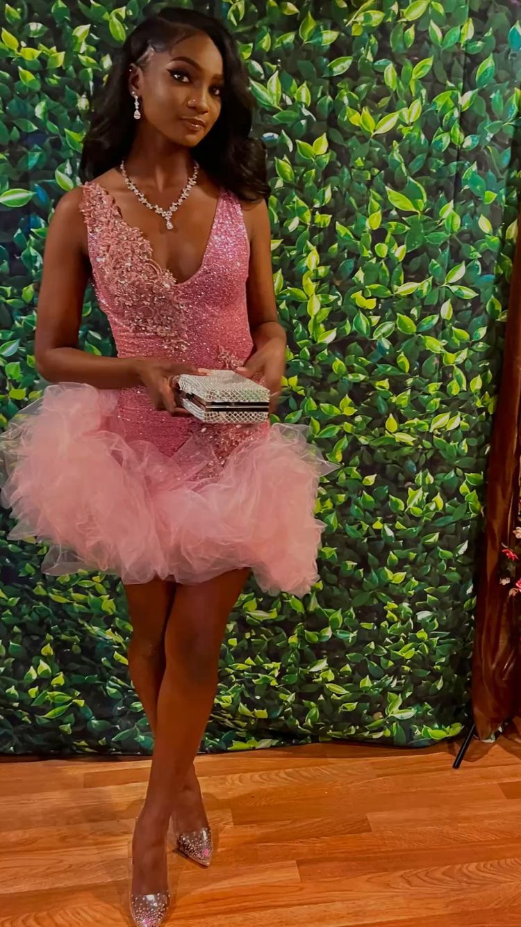Vestido corto rosa con escote en V y volantes de tul en la parte inferior para fiesta de bienvenida, F1069