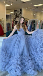 Vestido de noche azul encantador de tul sin tirantes con volantes en la parte inferior, vestido de noche azul generoso Y812