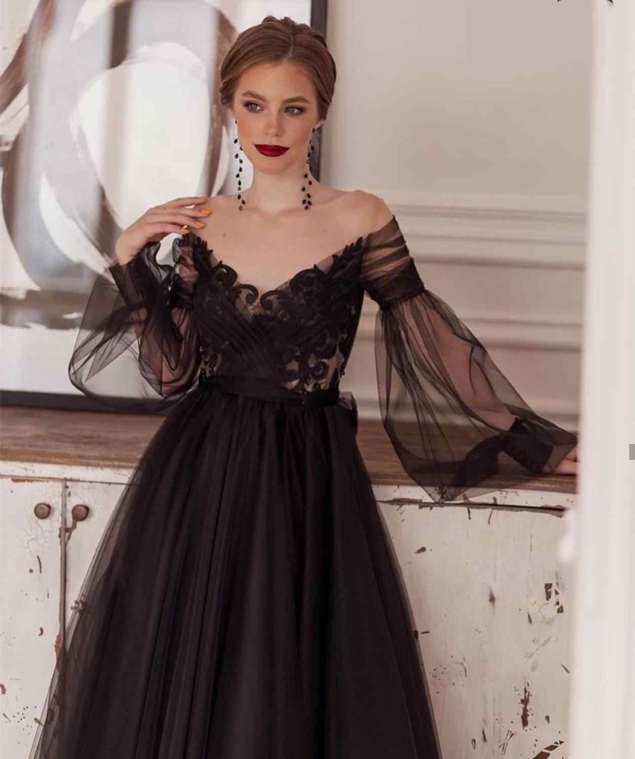 Elegante vestido de noche negro con ilusión, escote en V, apliques de encaje, espalda descubierta, corte A, largo hasta los tobillos, S26660