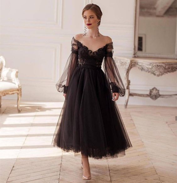 Elegante vestido de noche negro con ilusión, escote en V, apliques de encaje, espalda descubierta, corte A, largo hasta los tobillos, S26660