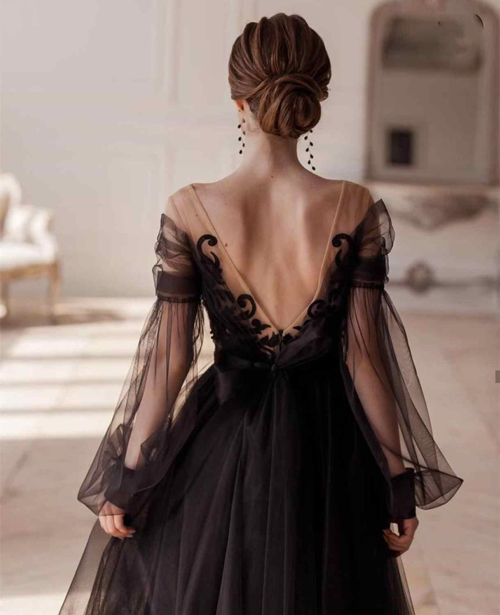 Elegante vestido de noche negro con ilusión, escote en V, apliques de encaje, espalda descubierta, corte A, largo hasta los tobillos, S26660