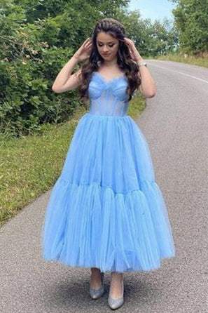 Langes Ballkleid im Prinzessinnen-Stil aus Tüll in Hellhimmelblau